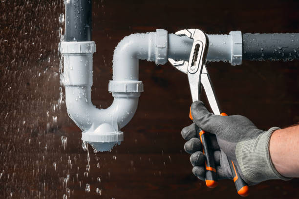 Professional Emergency Plumber technician working in Fairfield, IL